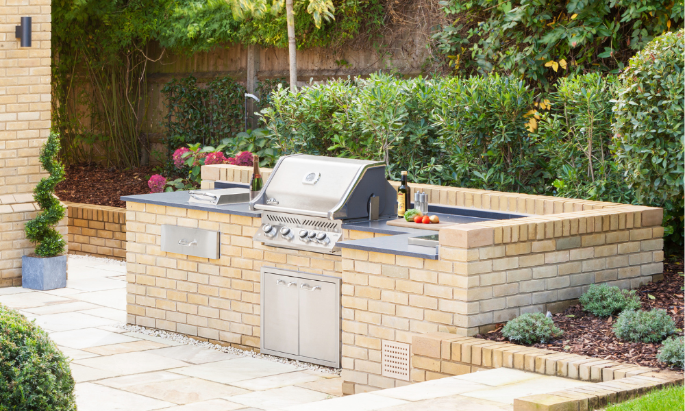 Built-in outdoor kitchen designed by Kitchen in the Garden, Surrey