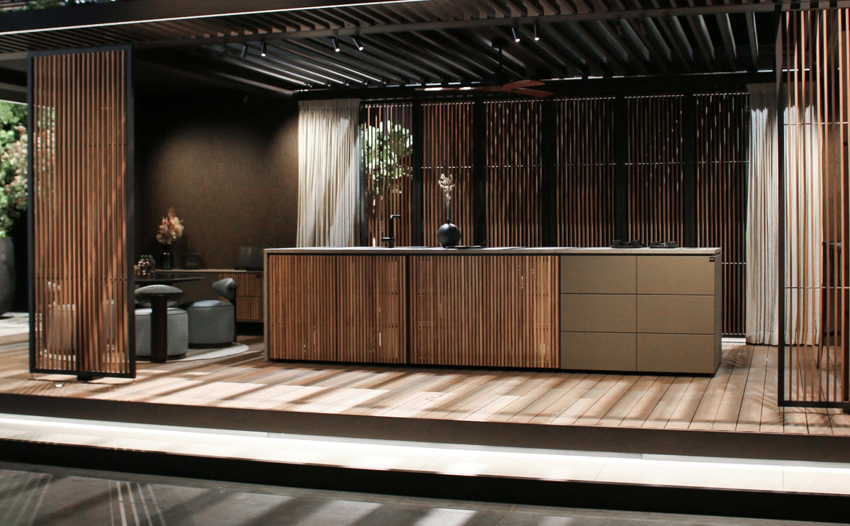 Cubic C1 Pure island with timber slats and a pale ceramic worktop