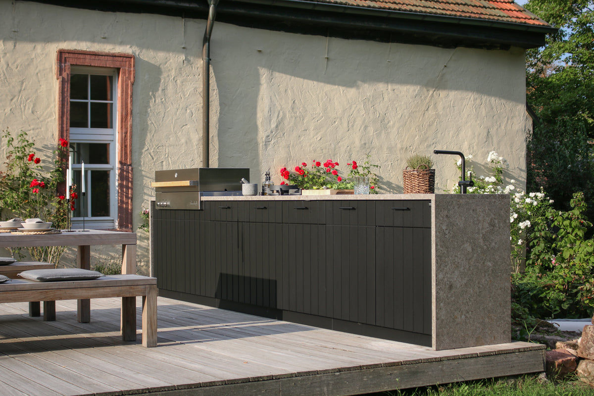 Cubic C4 kitchen with grooved fronts against a farmhouse wall
