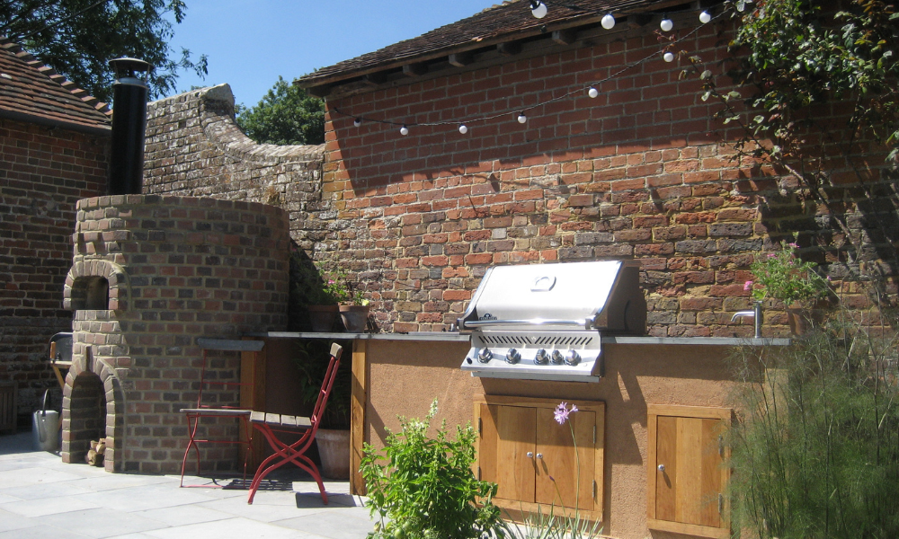 Outdoor Kitchen with BBQ designed by Kitchen in the Garden, Cobham, Surrey
