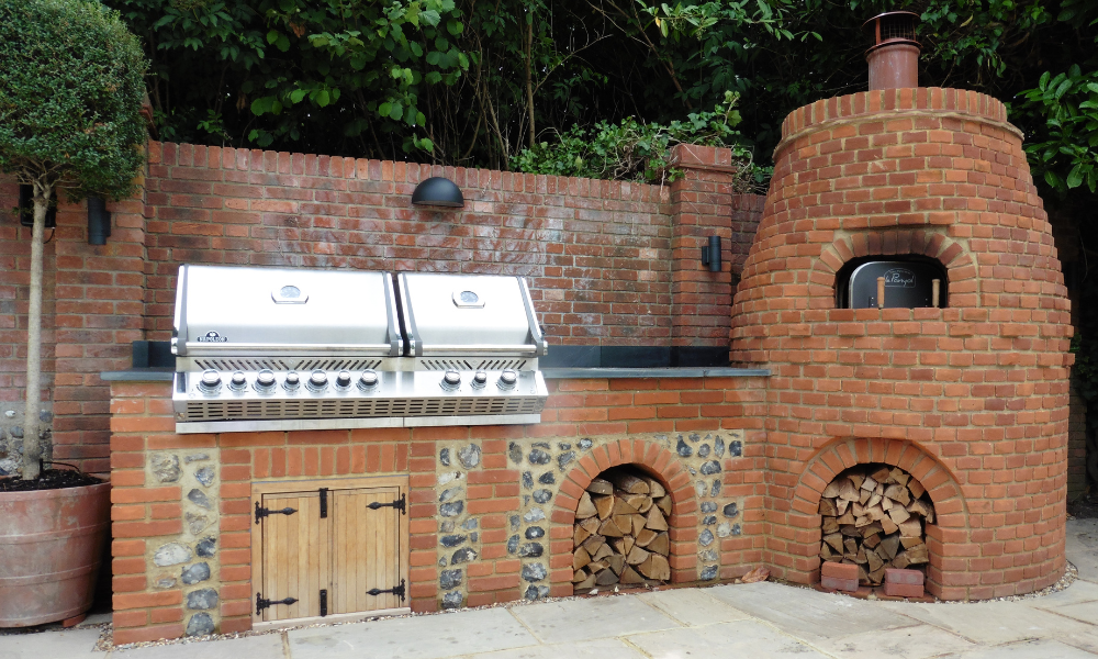 Outdoor Kitchen with pizza oven