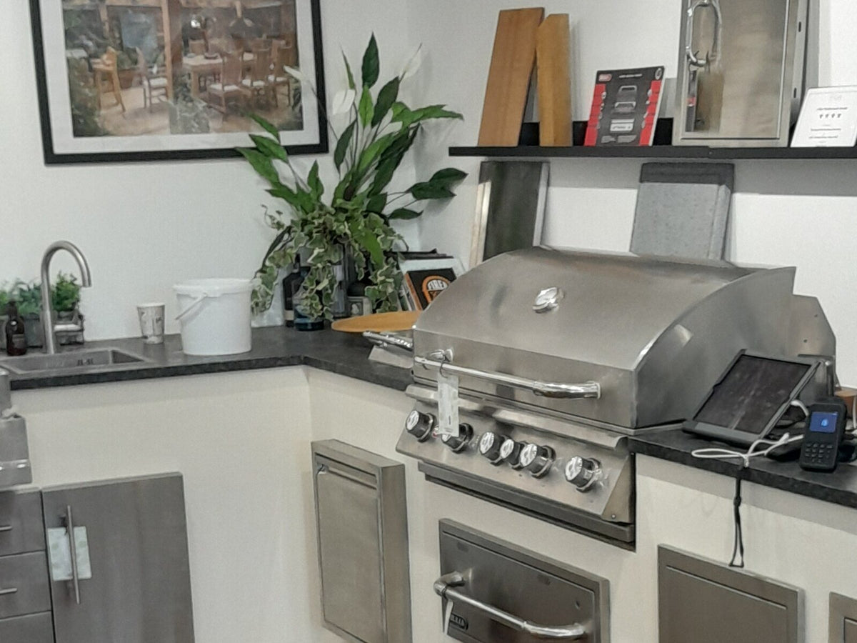 Outdoor kitchen display with a built-in grill in the Kitchen in the Garden showroom